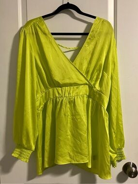 💚💛🎩NWT Torrid Satin Surplice Tie Cut Out Back Long Sleeve Blouse Size 2🎩💛💚